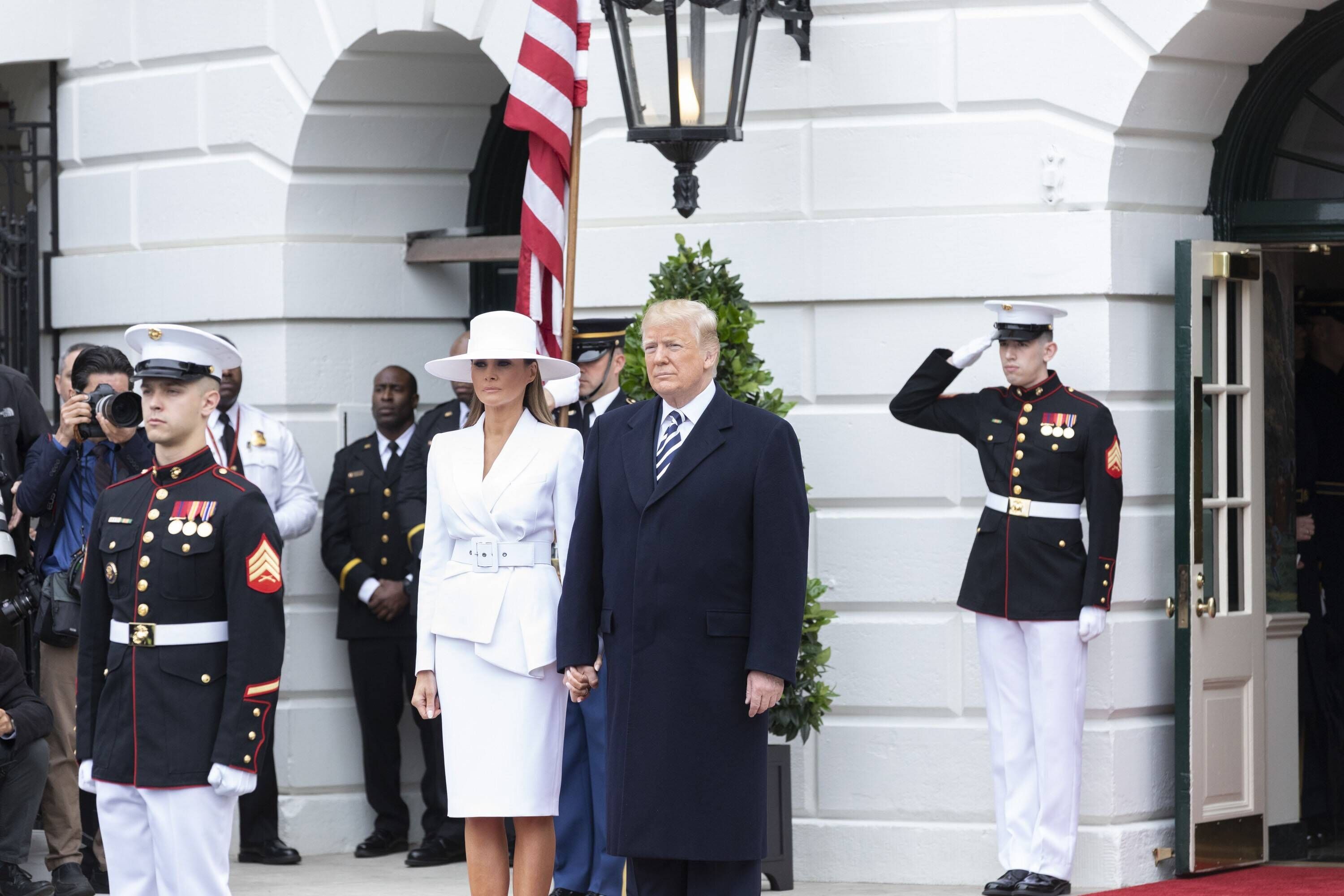 Der Hut stammte von Hervé Pierre, das Ensemble von US-Designer Michael Kors.