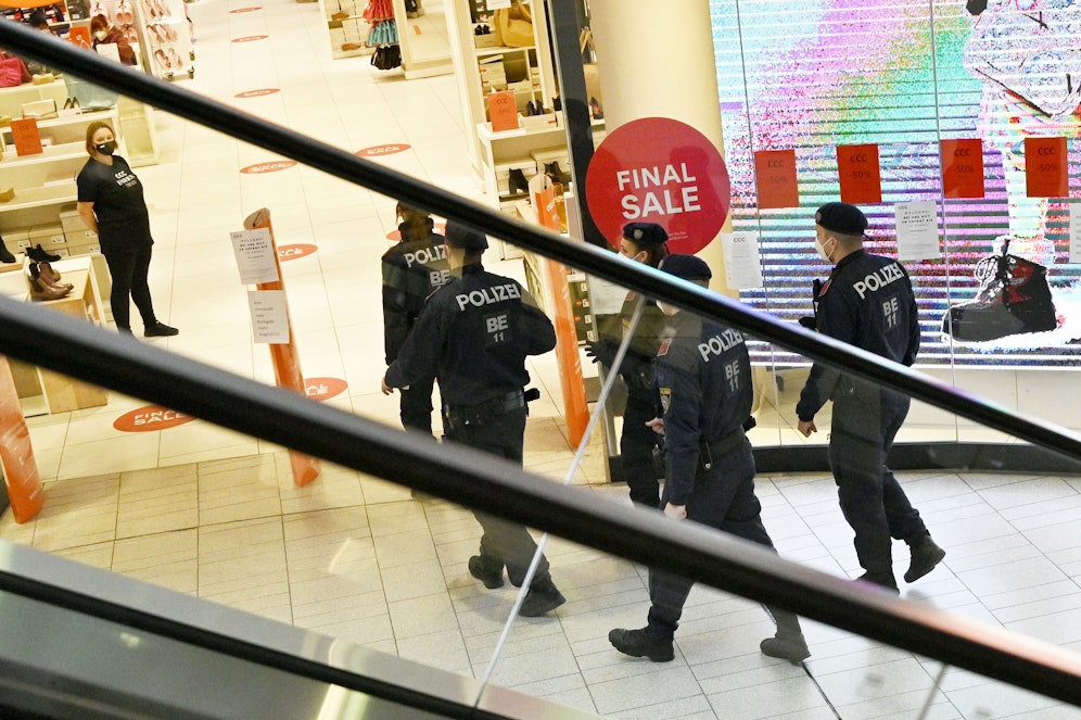 2G-Kontrollen im Handel durch Exekutivbeamte am Mittwoch 12. Jänner 2022 in Wien. (Symbolbild)