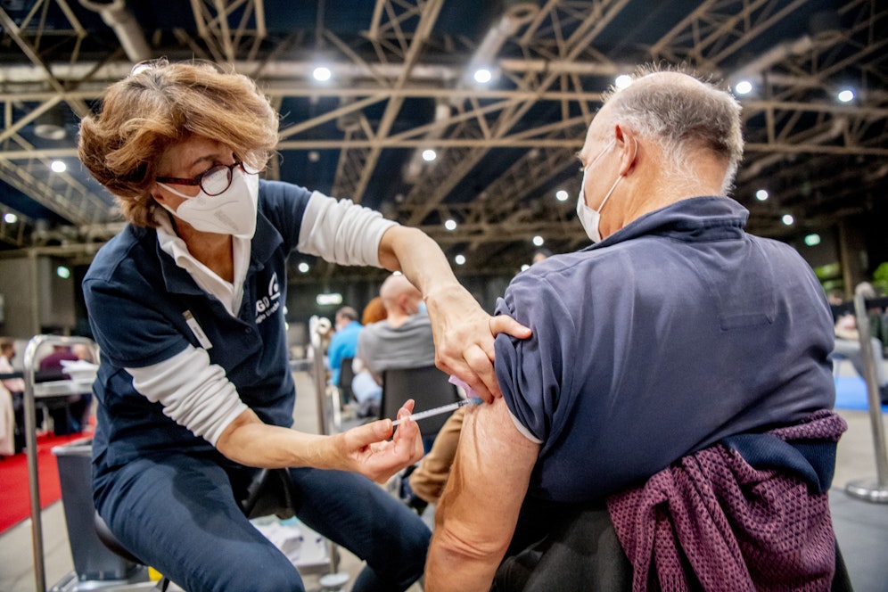 Wer in Griechenland über 60 ist und die Corona-Impfung verweigert, zahlt ab Montag 100 Euro. 