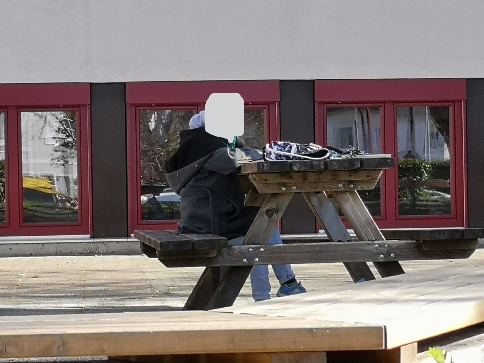 Bub aus Neunkirchen musste seinen Test im Hof schreiben.