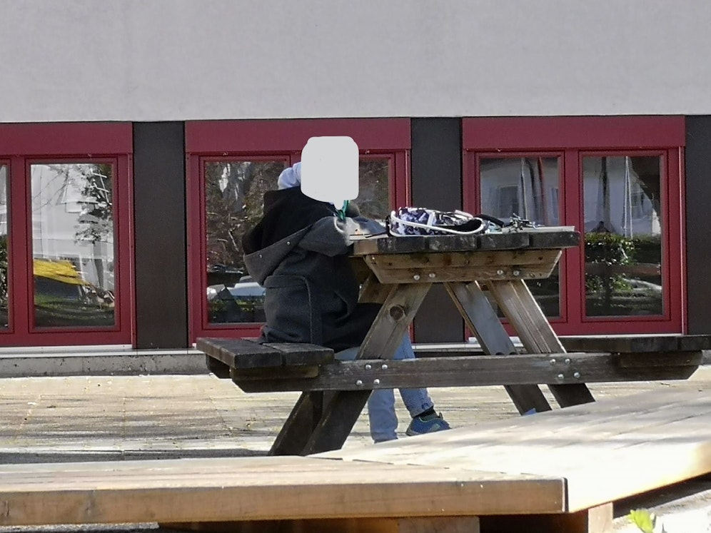 Bub aus Neunkirchen musste seinen Test im Hof schreiben.