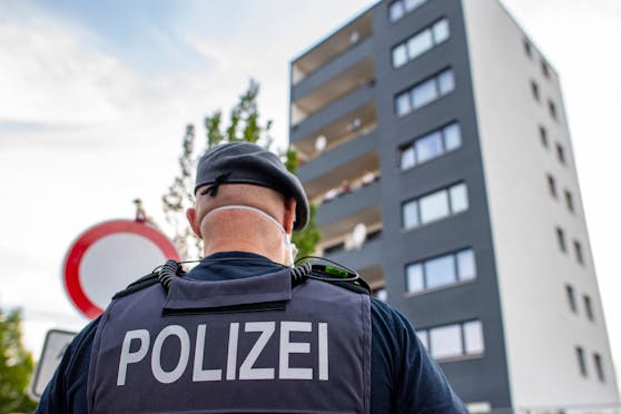 Polizeibeamte in Oberösterreich haben am Donnerstag einen verletzten Alkolenker von daheim abgeholt (Symbolbild). 