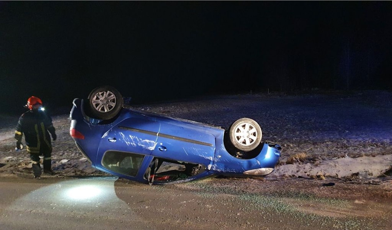 Heute.at - Pkw-Salto auf eisglatter Fahrbahn in Heidenreichstein