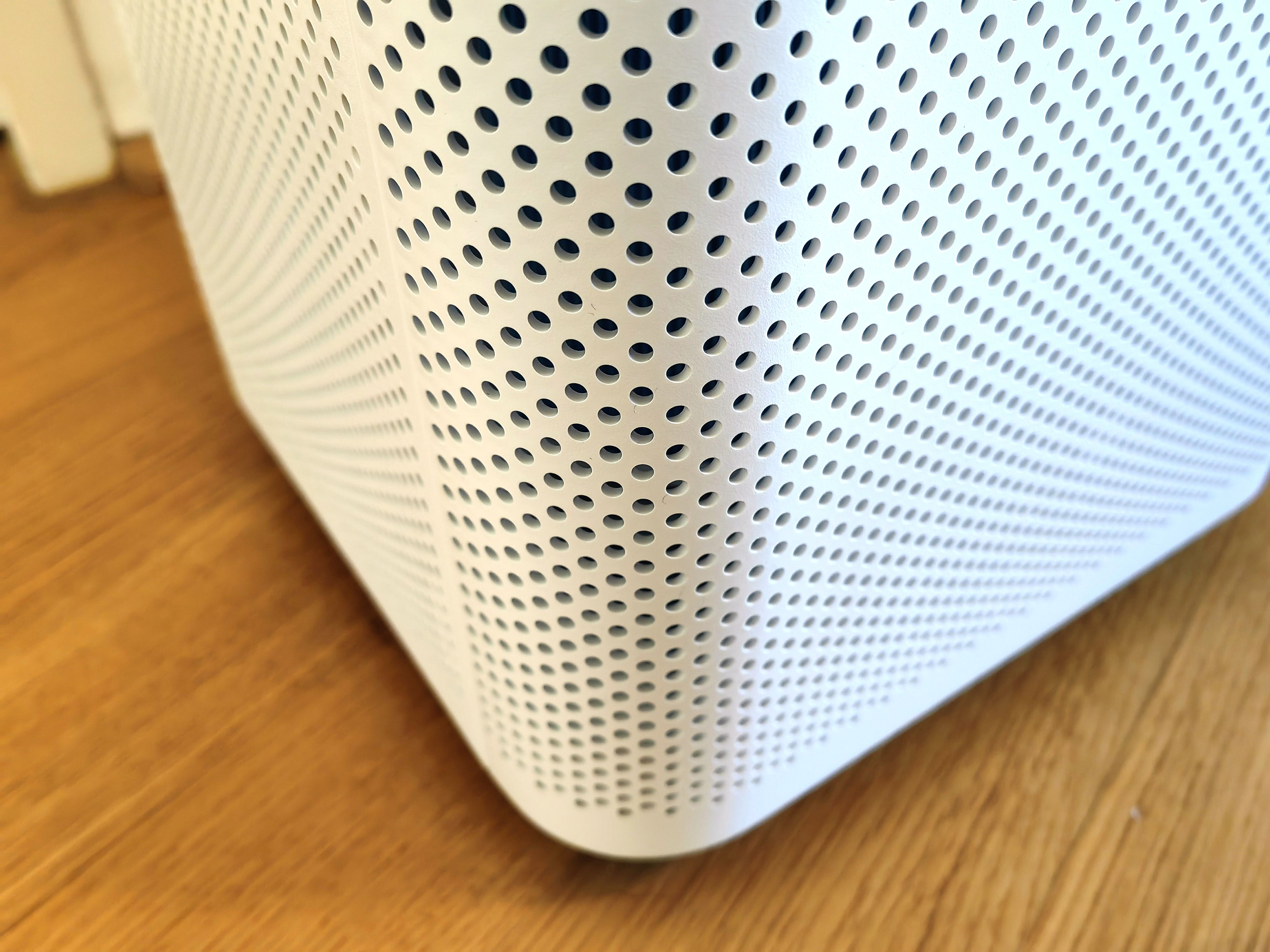 Sieht schick aus: Die Perforierung zieht sich rund um das gesamte Gehäuse des Luftreinigers.