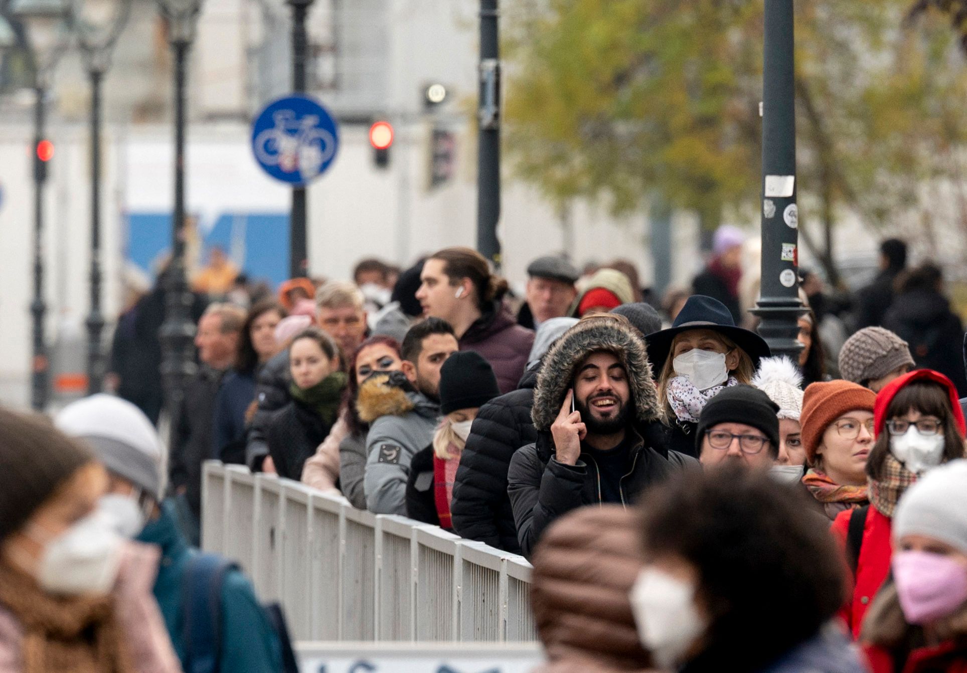 Download von www.picturedesk.com am 14.01.2022 (14:37).  People wait in line for the corona vaccine outside of Christmas Market in front of Vienna's city hall in Vienna, Austria on November 15, 2021. - Authorities began vaccinating children between 5 and 11 against coronavirus in the capital on November 15, 2021, among soaring rates that saw a country wide lockdown for some two million people who have not been fully vaccinated against Covid-19. (Photo by JOE KLAMAR / AFP) - 20211115_PD5084 - Rechteinfo: Rights Managed (RM) Nur für redaktionelle Nutzung! Werbliche Nutzung erfordert Freigabe: bitte schicken Sie uns eine Anfrage.