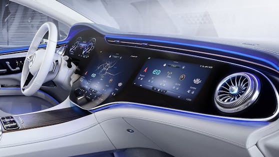 Das P2P-Display (Pillar to Pillar) ist im MBUX Hyperscreen integriert, der sich über die gesamte Breite des Armaturenbretts erstreckt.