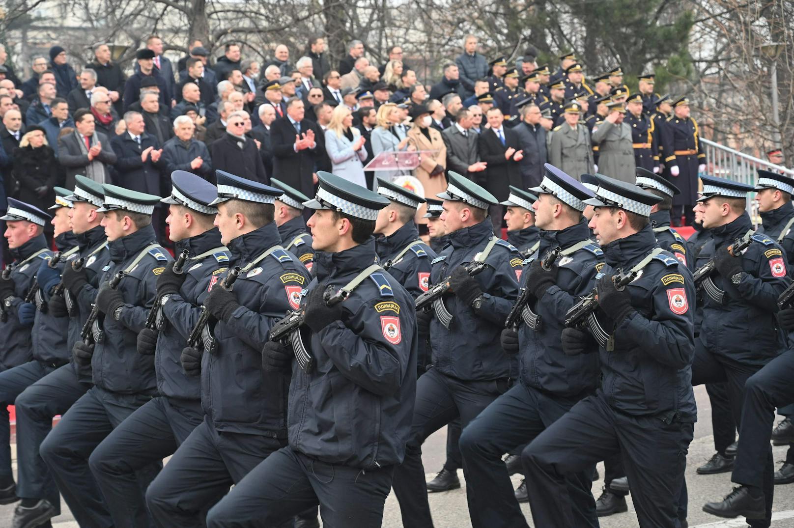 Der Frieden in Bosnien scheint auf der Kippe zu stehen. Zuletzt marschierten Polizisten und Armee zur Feier des 30-jährigen Bestehens der Republika Srspka auf. 
