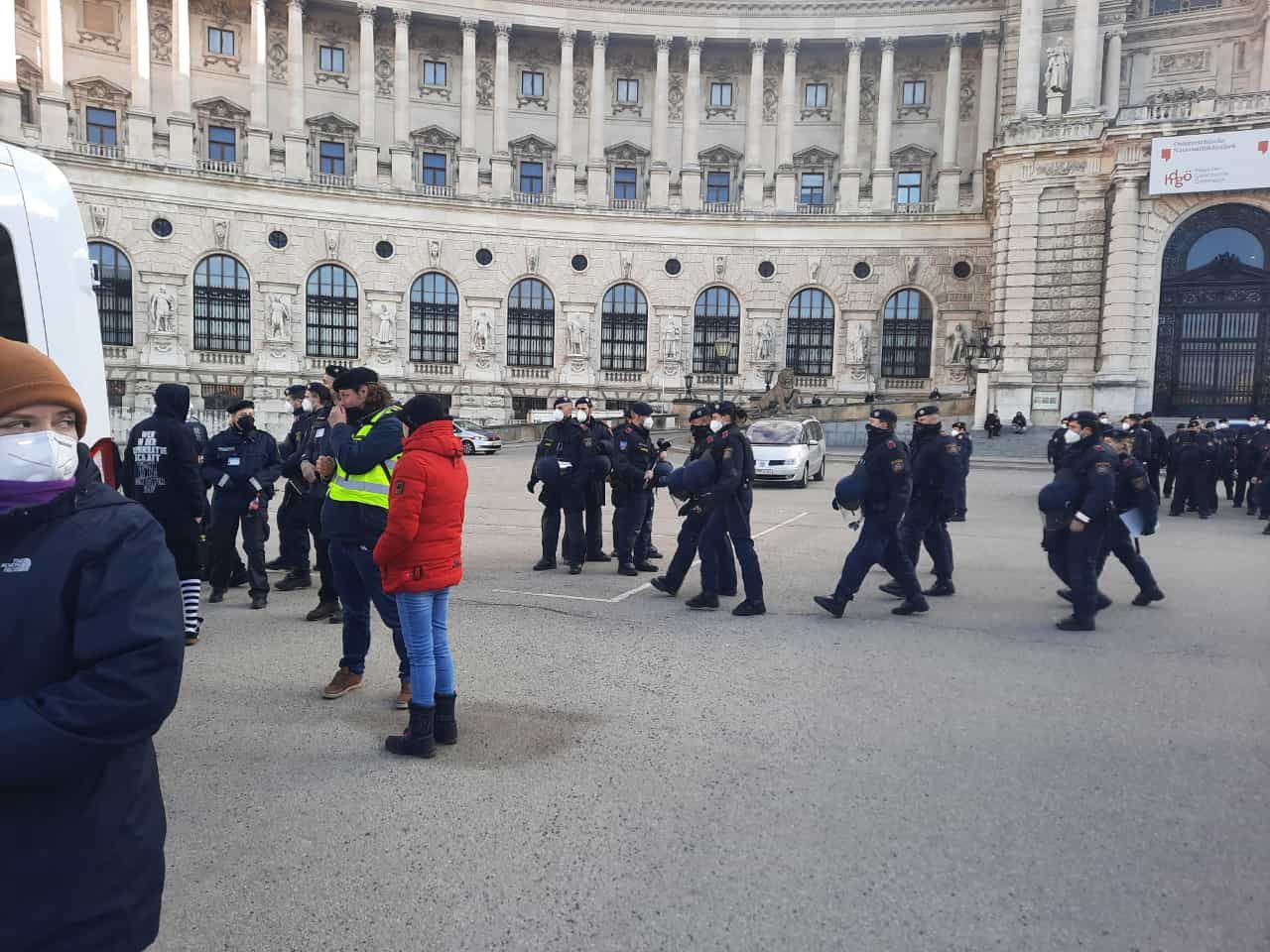 am Heldenplatz kam es gegen 14 Uhr zur ersten Festnahme. 