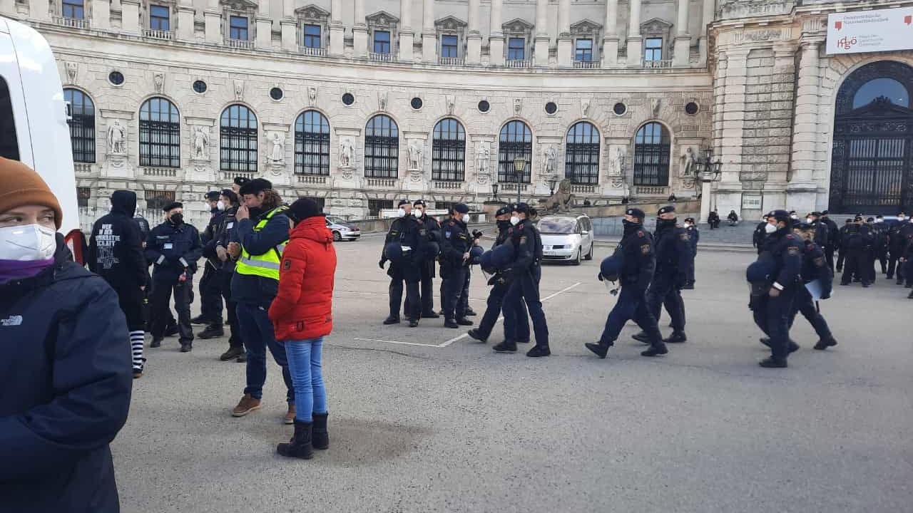 am Heldenplatz kam es gegen 14 Uhr zur ersten Festnahme. 