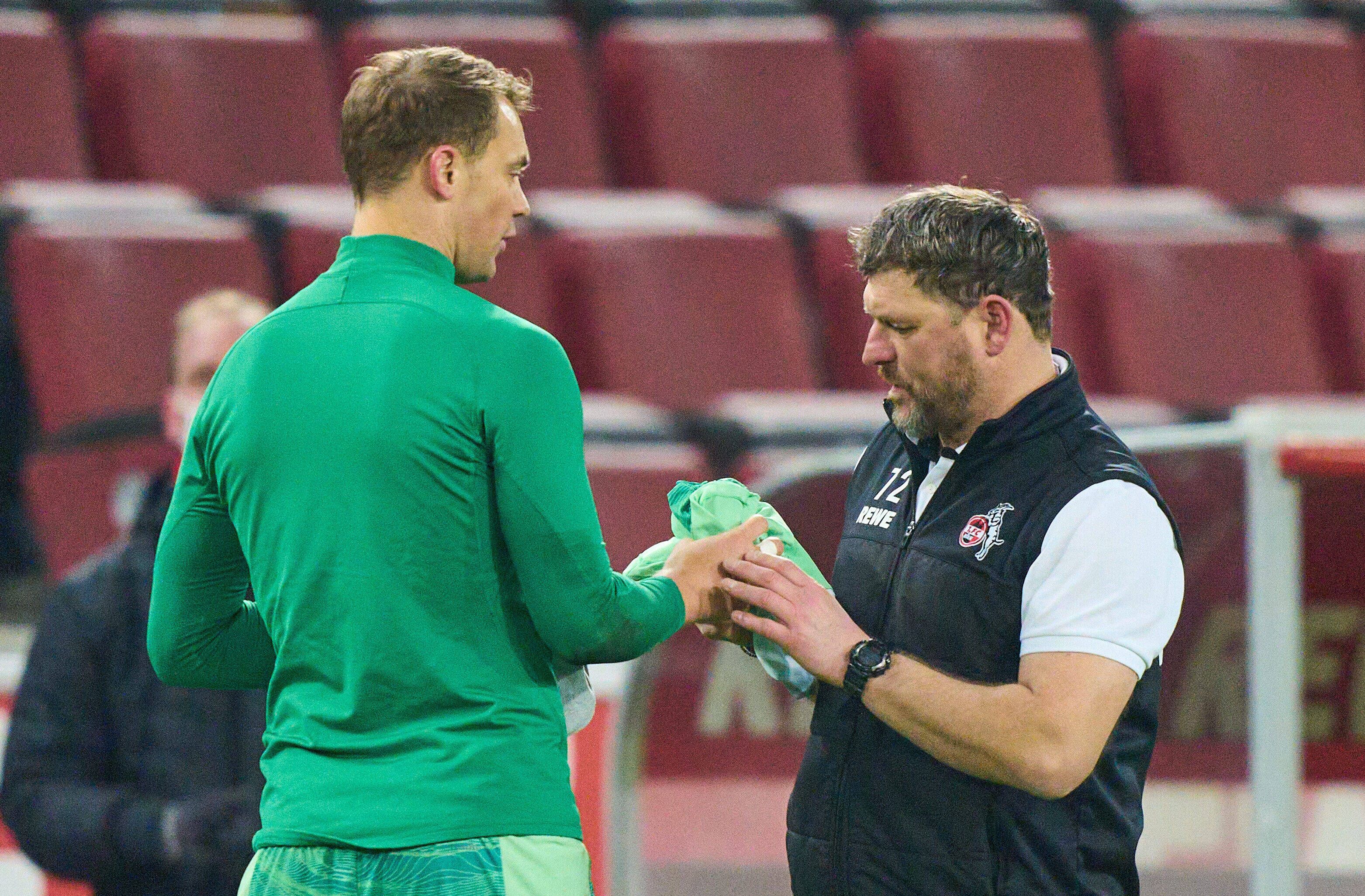 Manuel Neuer tauscht sein Trikot gegen eine Mütze. 