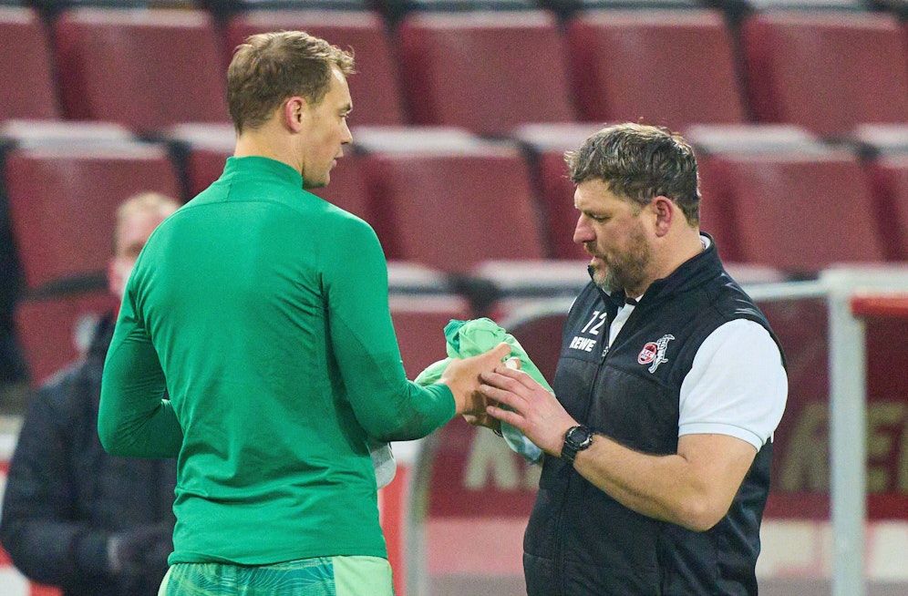 Manuel Neuer tauscht sein Trikot gegen eine Mütze. 