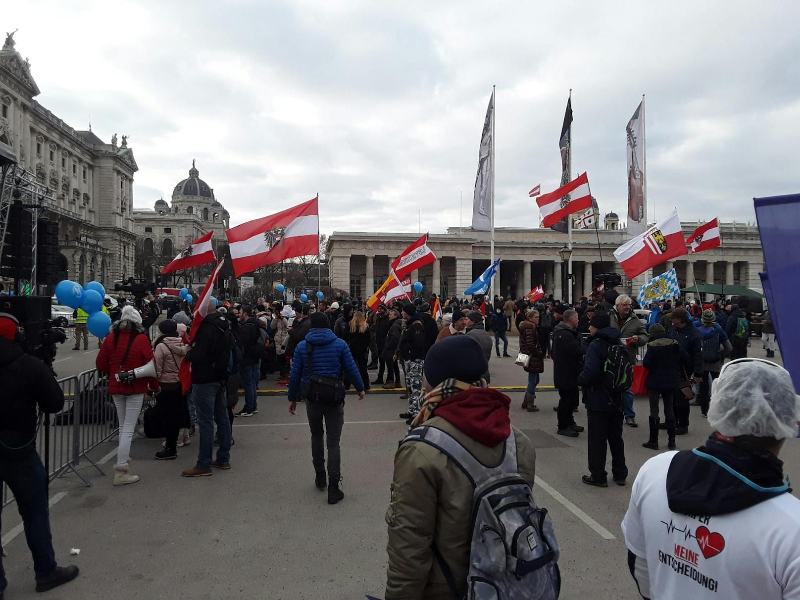 Am Heldenplatz versammelten sich gegen 12 Uhr bereits dutzende Demonstranten. 