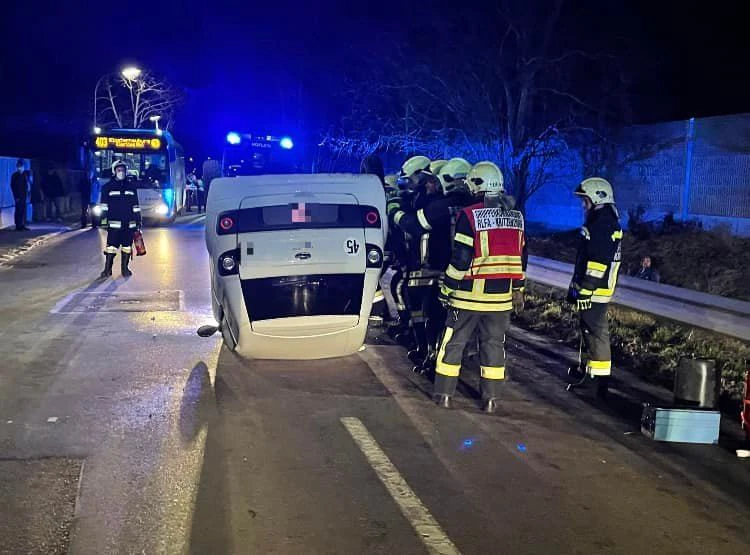 Die Lenkerin blieb unverletzt.