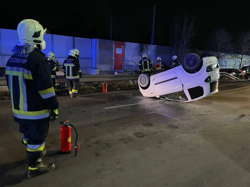 Die Lenkerin landete mit ihrem Mopedauto auf dem Dach.