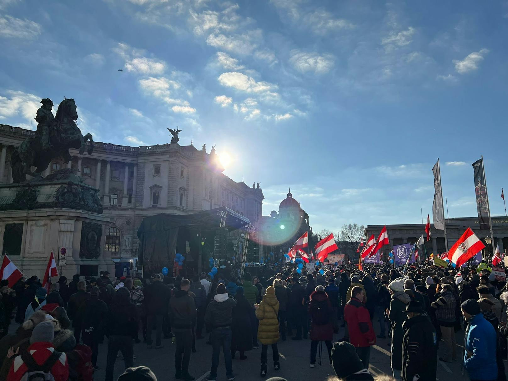 Bei strahlendem Sonnenschein versammelten sich auch am Samstag (15.01.2022) wieder Hunderte bis Tausende, um gegen die Corona-Maßnahmen zu protestieren. 