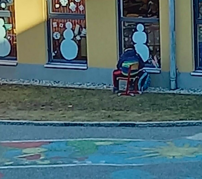 Schüler schrieb im Freien - die Aufregung darüber war immens.