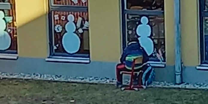 Schüler schrieb im Freien