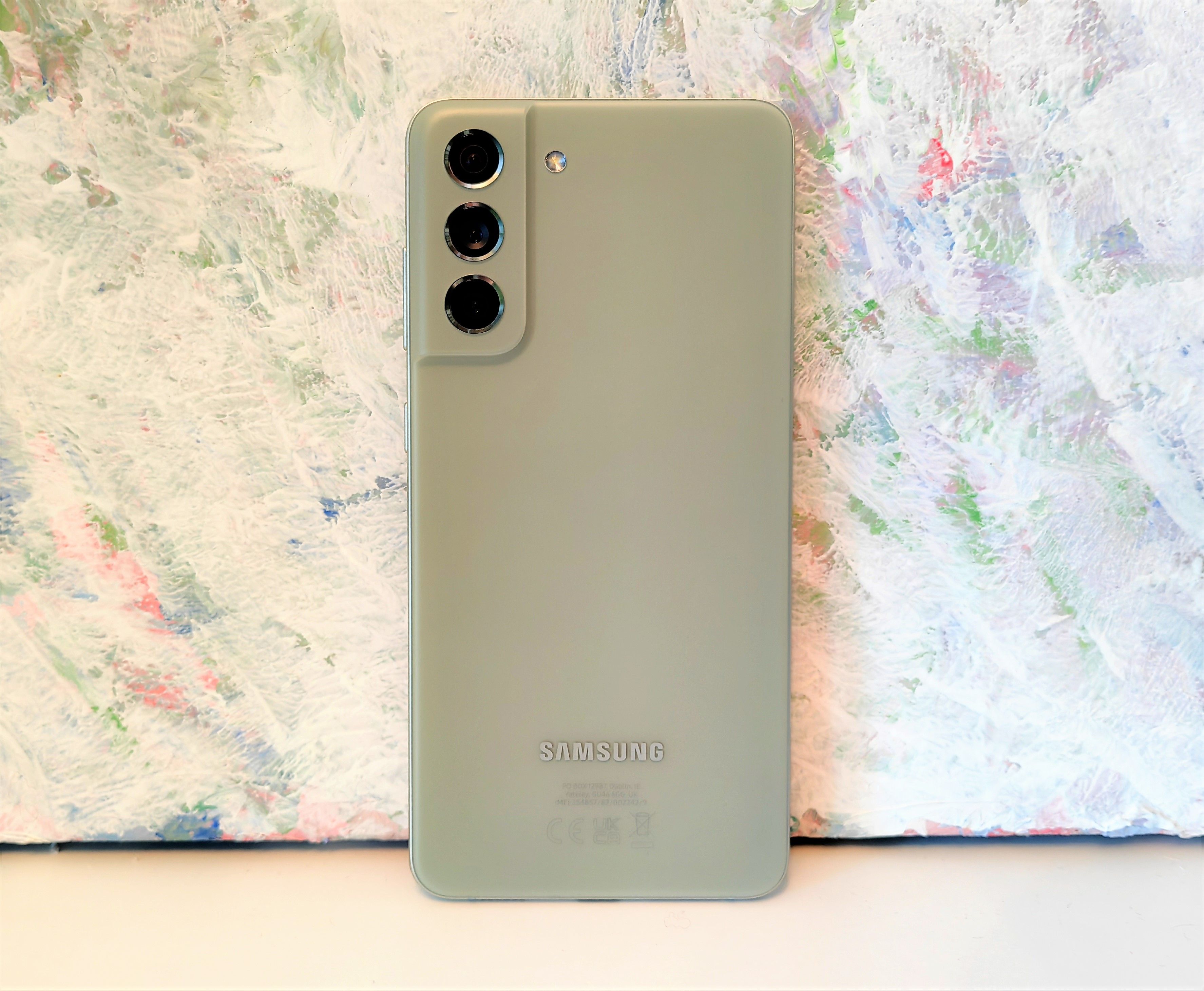 Schick, in neuer Farbe und neuem Design: Das Samsung Galaxy S21 FE in Olivgrün.