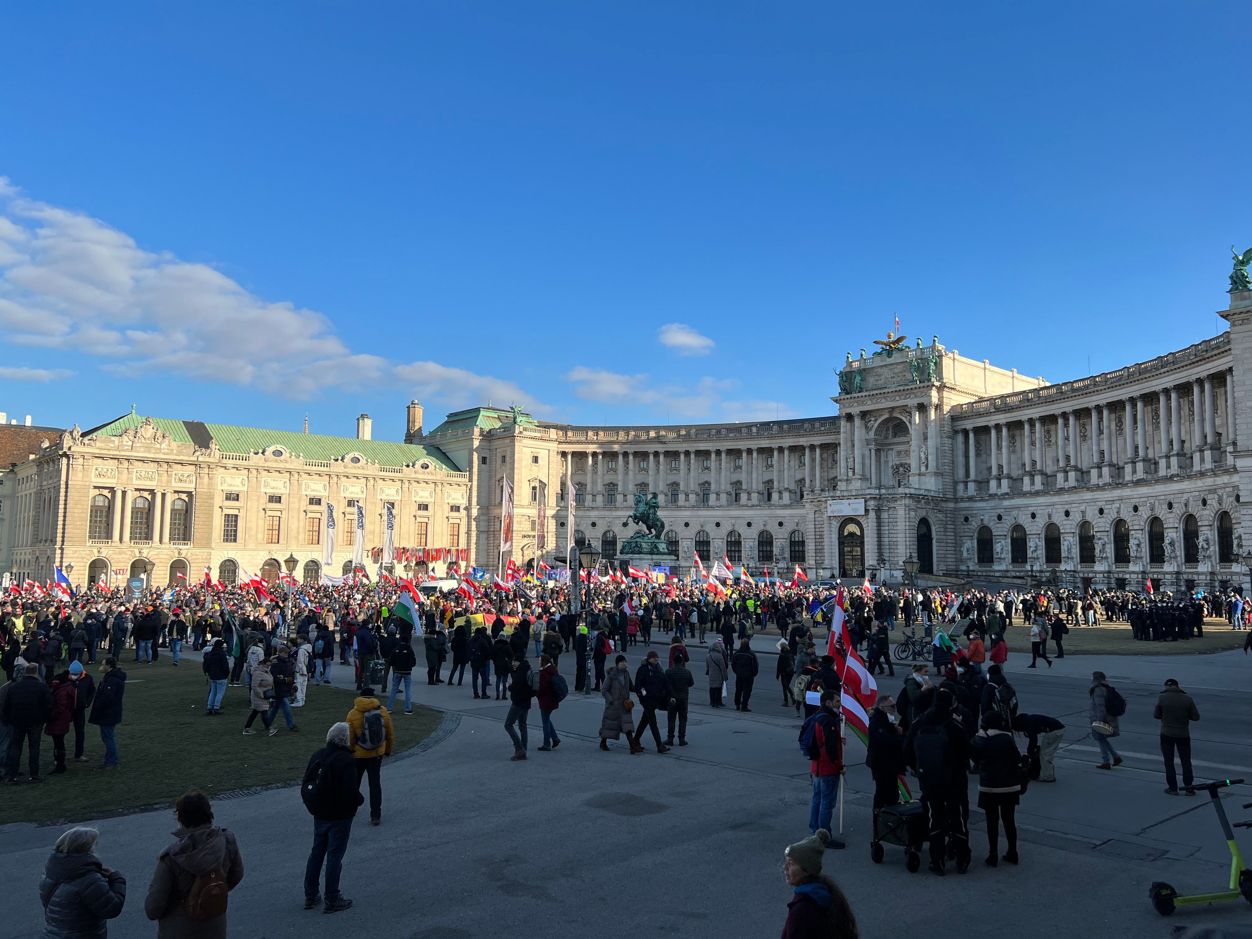 Bei strahlendem Sonnenschein versammelten sich auch am Samstag (15.01.2022) wieder Hunderte bis Tausende, um gegen die Corona-Maßnahmen zu protestieren. 