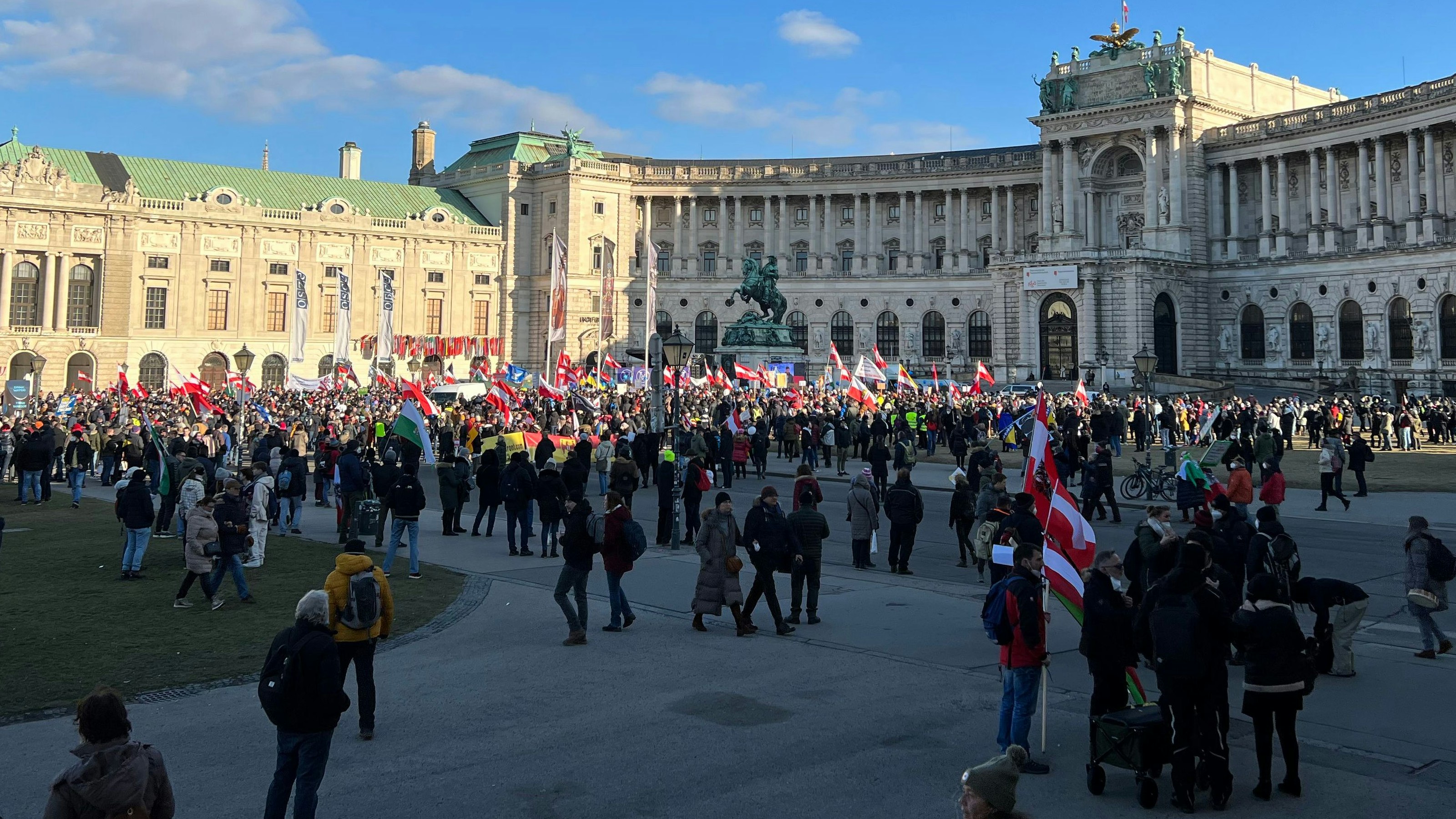 Bei strahlendem Sonnenschein versammelten sich auch am Samstag (15.01.2022) wieder Hunderte bis Tausende, um gegen die Corona-Maßnahmen zu protestieren. 