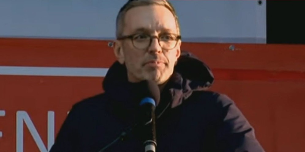 Herbert Kickl auf der Bühne der Corona-Demonstrierenden und Impf-Verweigerer.
