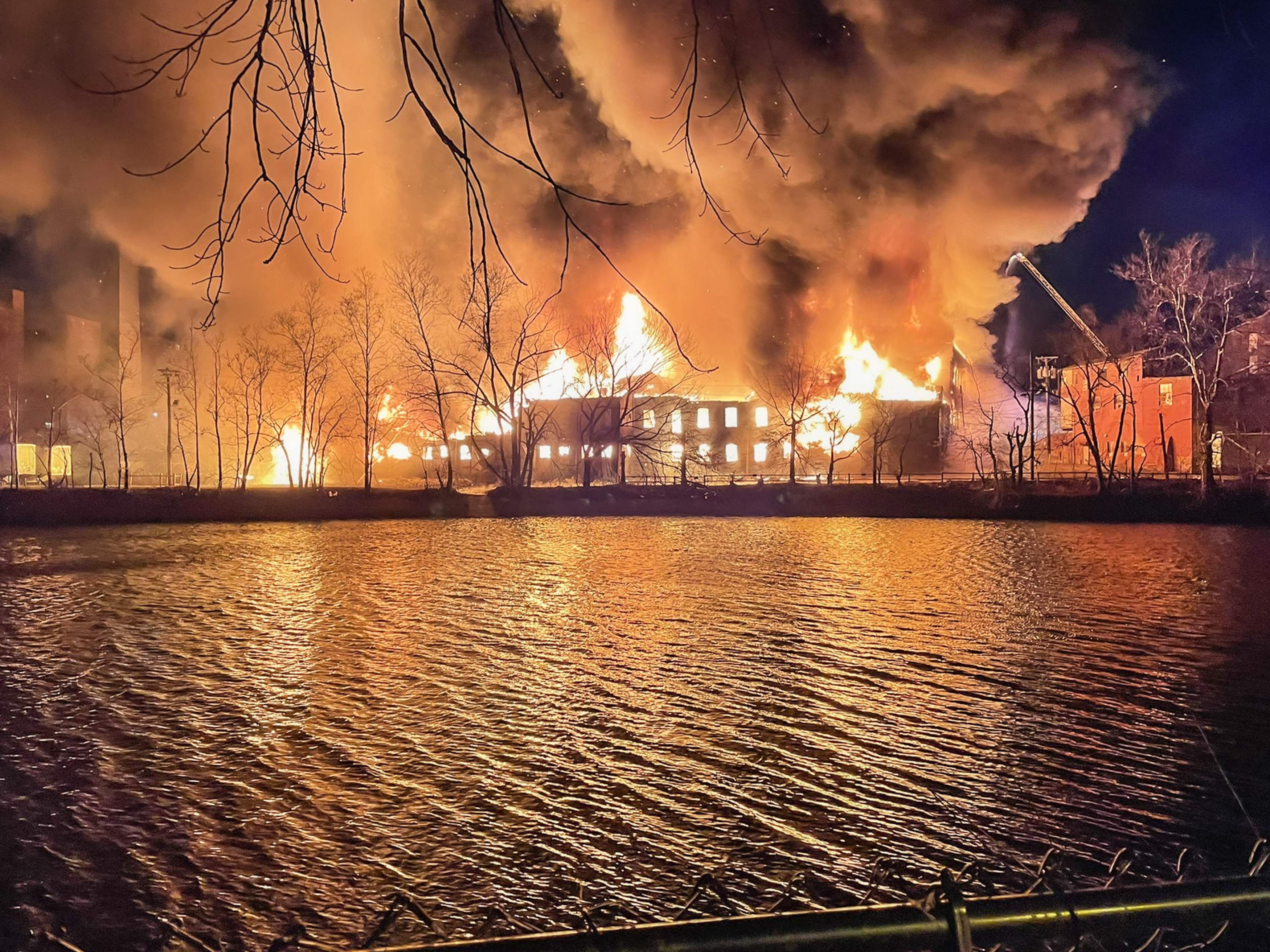Ein Chemie-Werk im US-Bundesstaat New Jersey ging in Flammen auf. 