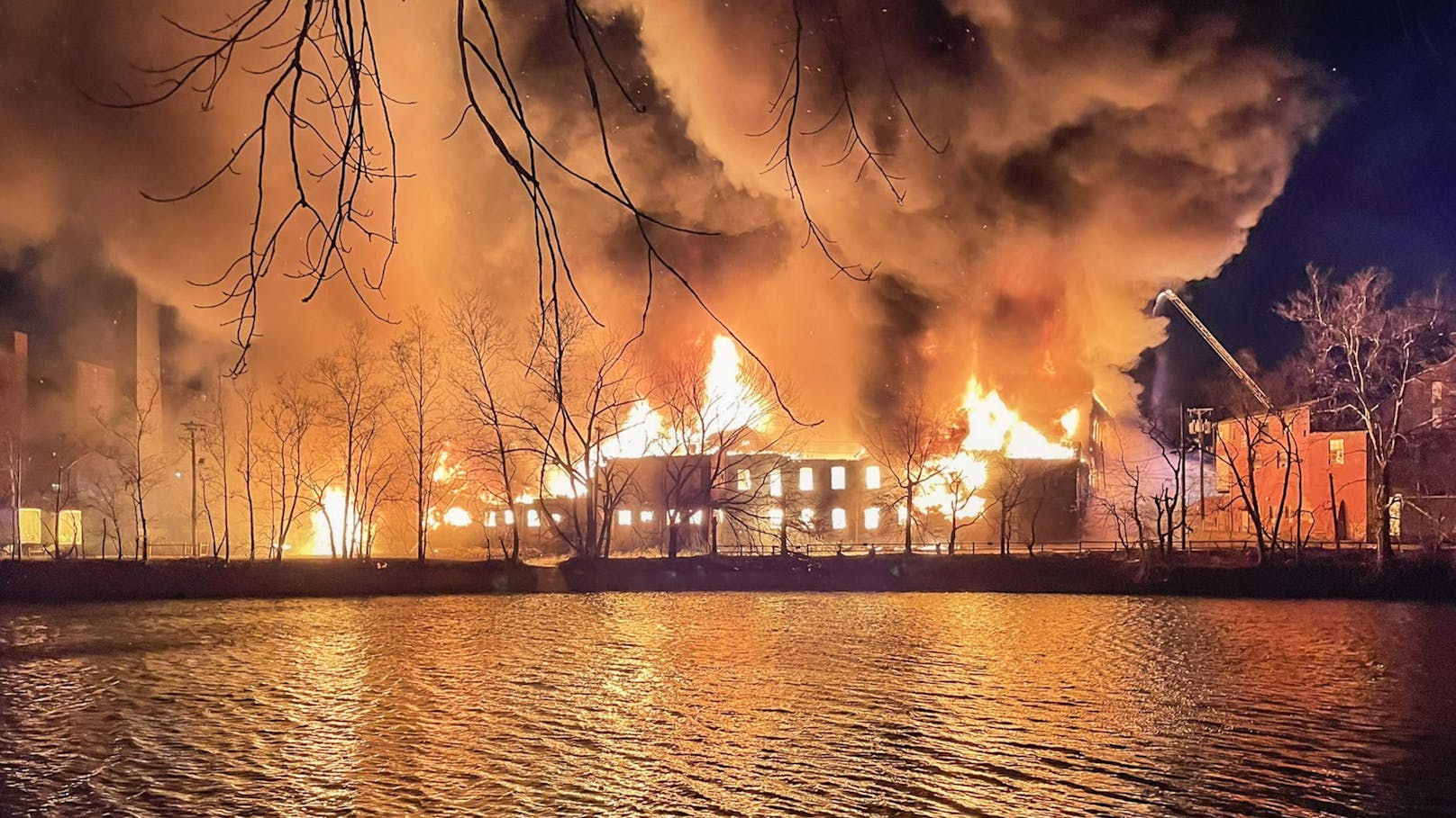 Ein Chemie-Werk im US-Bundesstaat New Jersey ging in Flammen auf. 