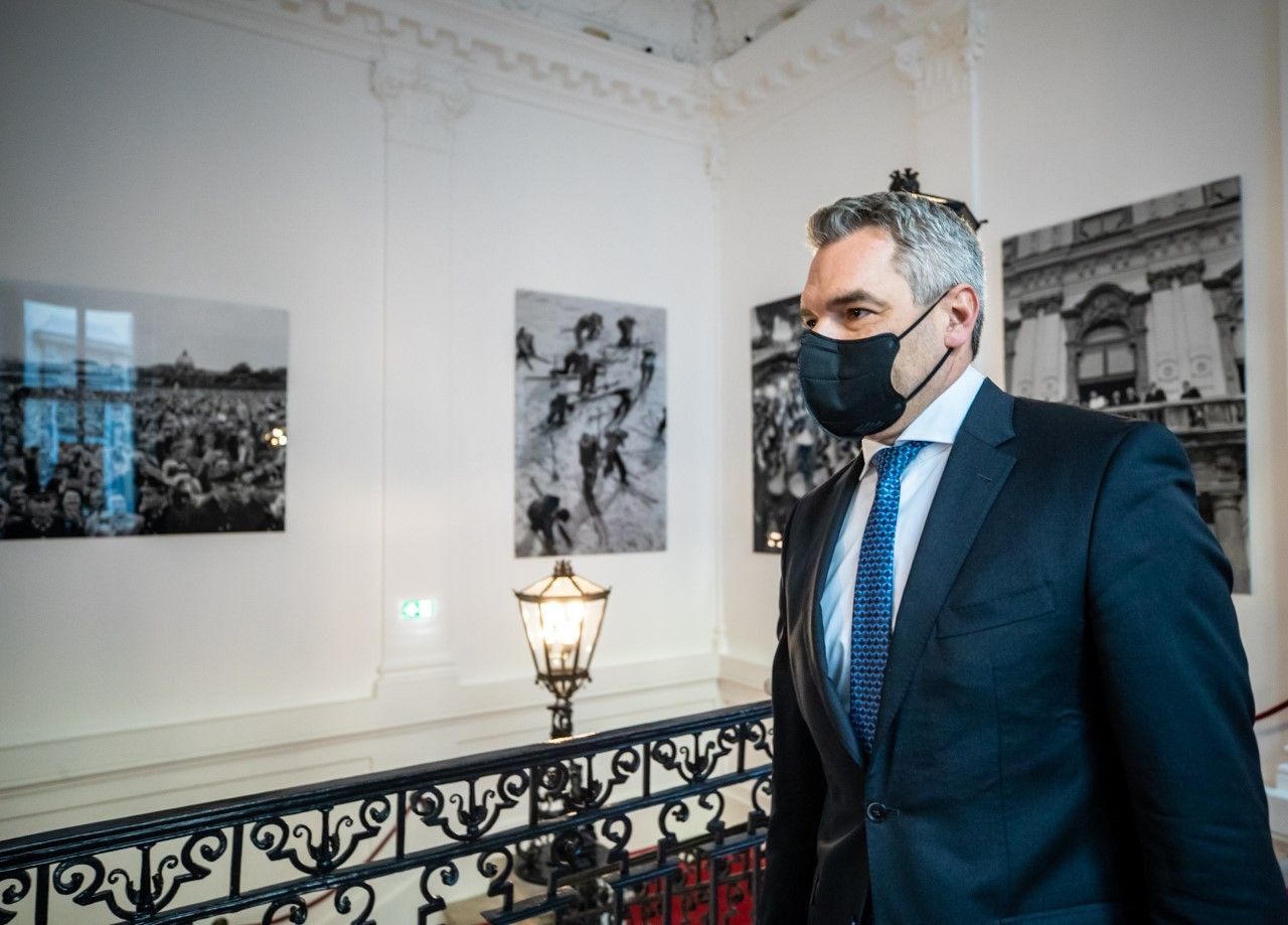 Bundeskanzler Karl Nehammer ist nach überstandener Corona-Infektion wieder im Kanzleramt tätig.