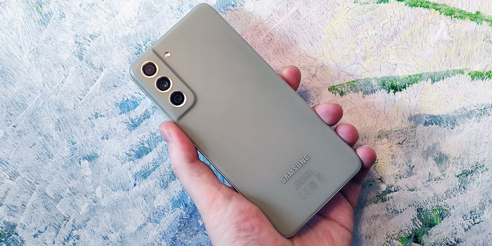 Samsung Galaxy S21 FE im Test: Das neue Smartphone bringt die Flaggschiff-Funktionen des S21 – zum tiefen Preis.
