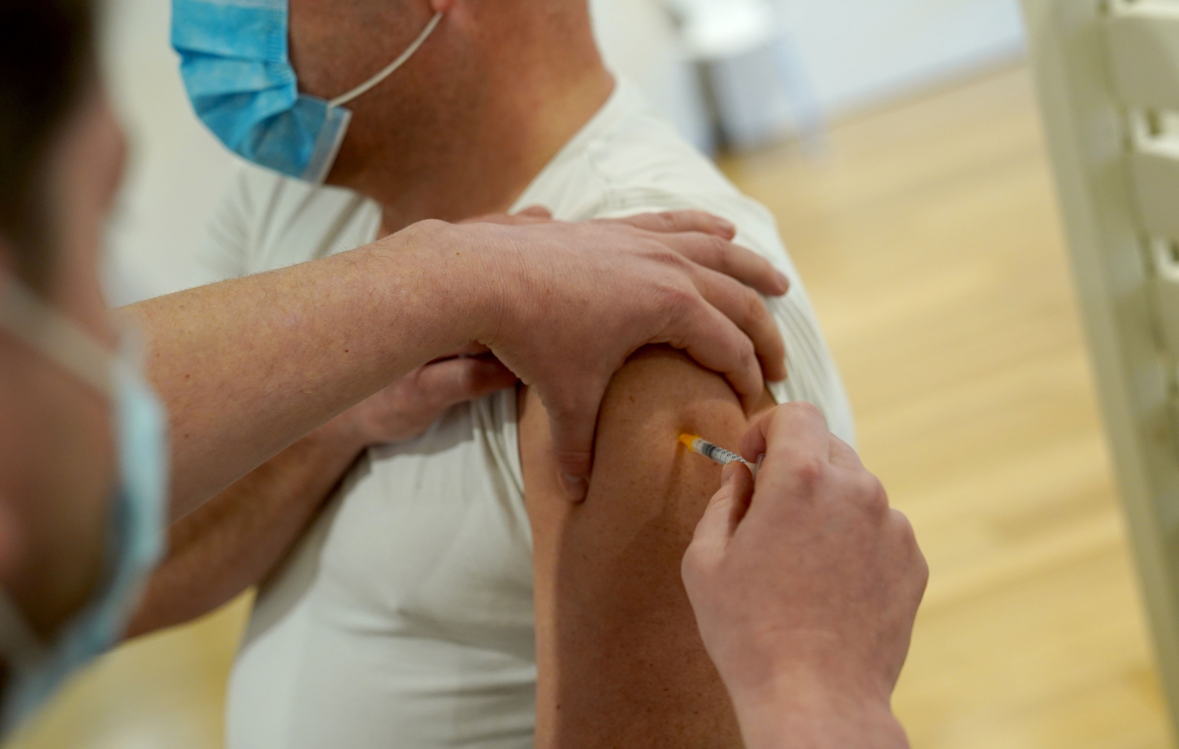 Wer schon dreimal geimpft ist, sollte bereits gut gegen die Omikron-Variante geschützt sein. 