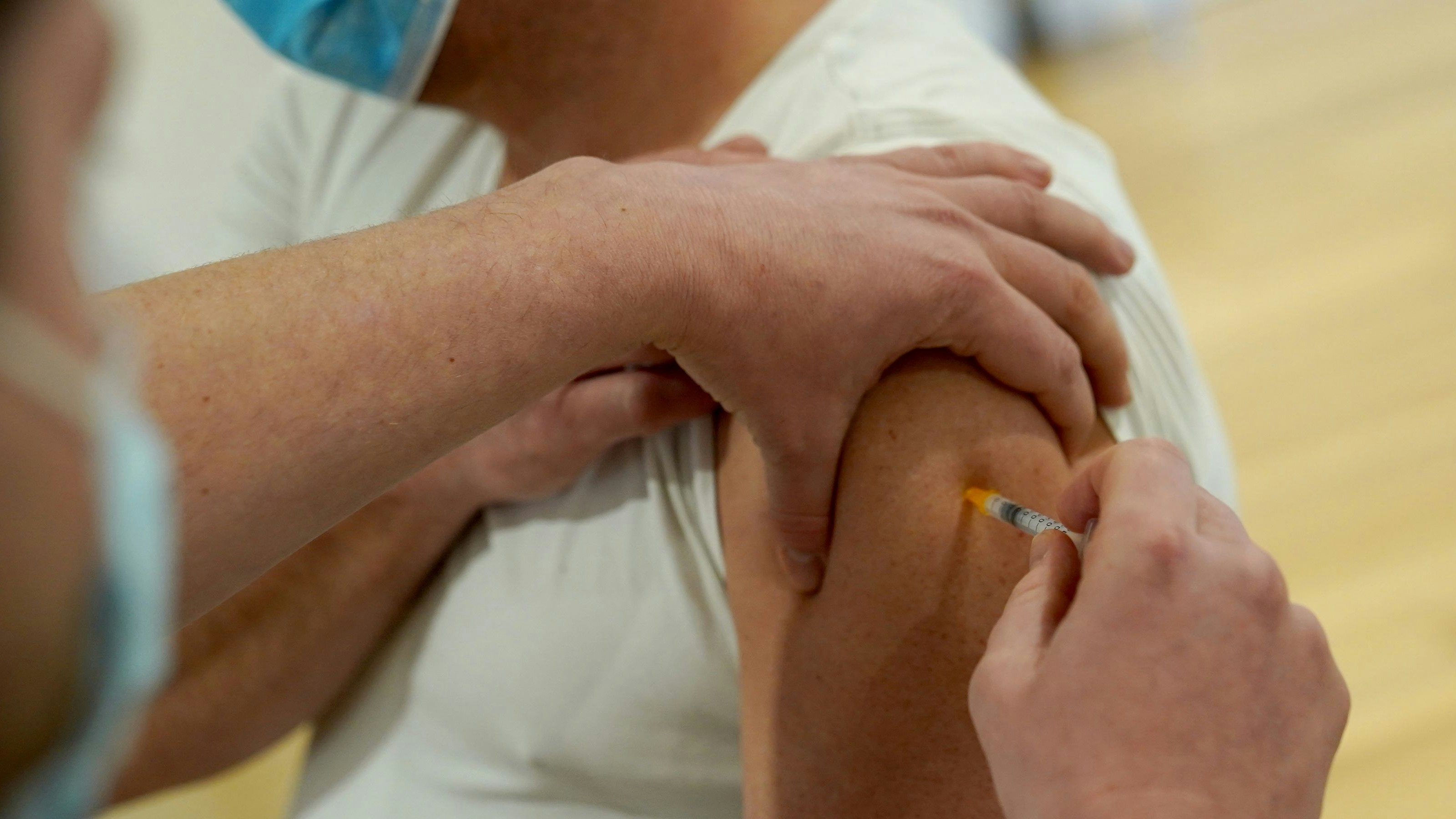 Wer schon dreimal geimpft ist, sollte bereits gut gegen die Omikron-Variante geschützt sein. 