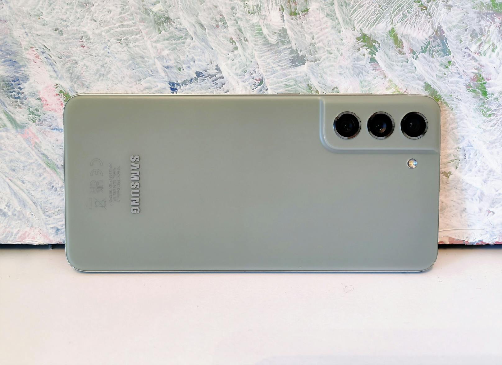 ...Unternehmen nun noch einen Schritt weiter. Das 5G-Smartphone bietet ein neues Design, viele der Flaggschiff-Funktionen der S21-Serie und einen Preis, der am...