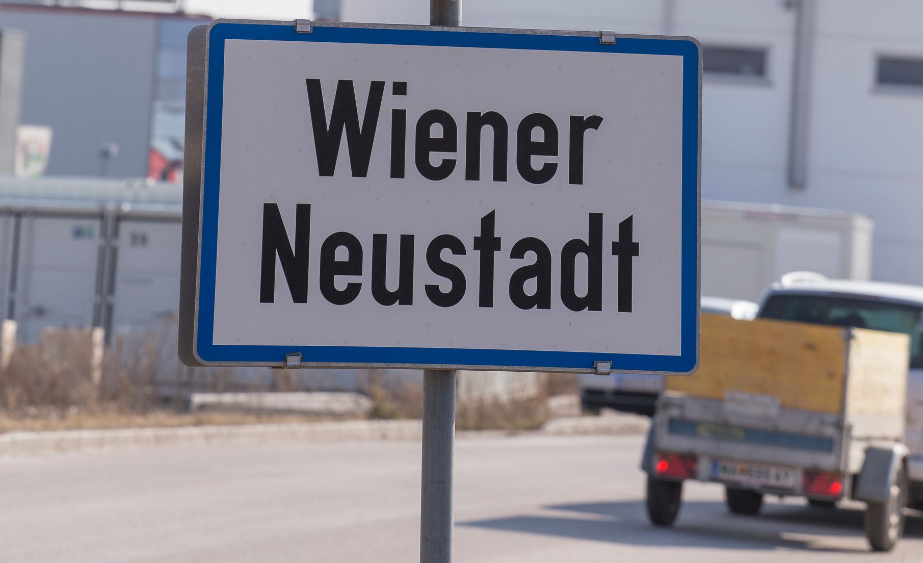 Symbolfoto einer Wr. Neustädter Ortstafel.