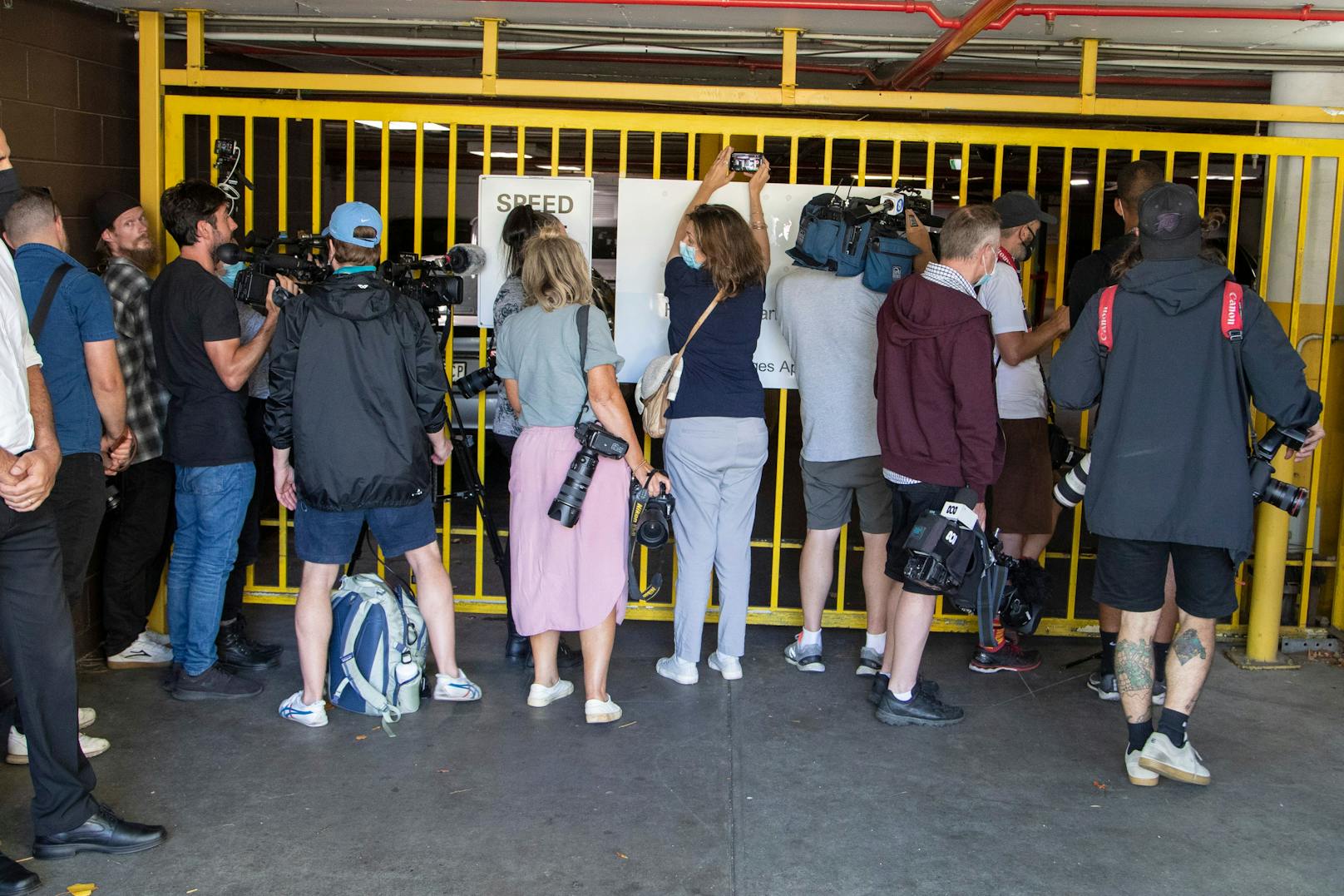 Fotografen, Fans und Schaulustige vor Djokovic' "Abschiebe-Hotel" in Melbourne&nbsp;