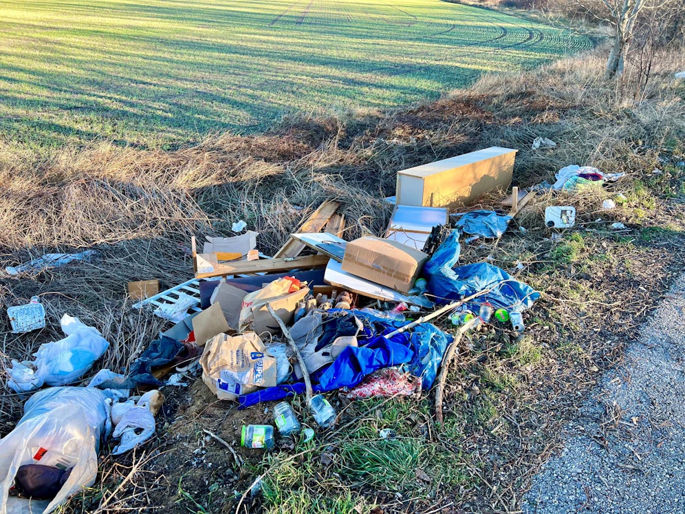 Sperrmüll und normaler Abfall wurden einfach in der Natur entsorgt.