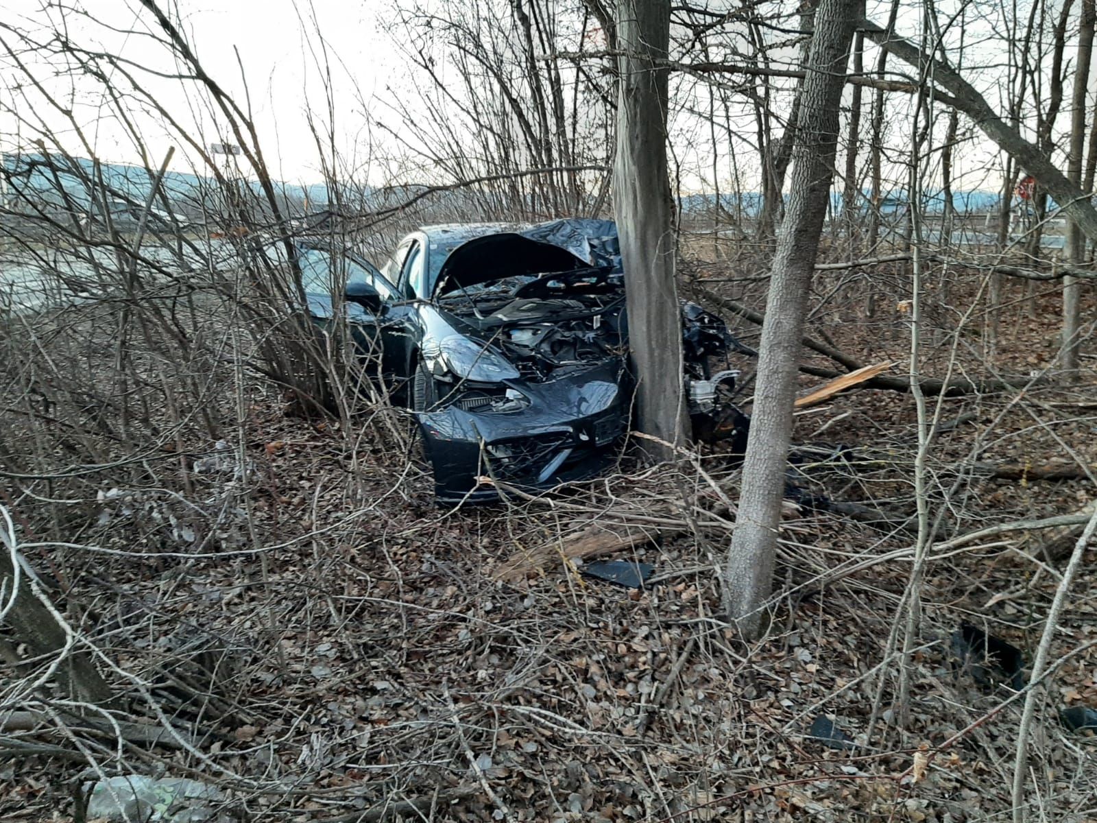 Der Sportwagen wurde am Unfallort zurückgelassen.