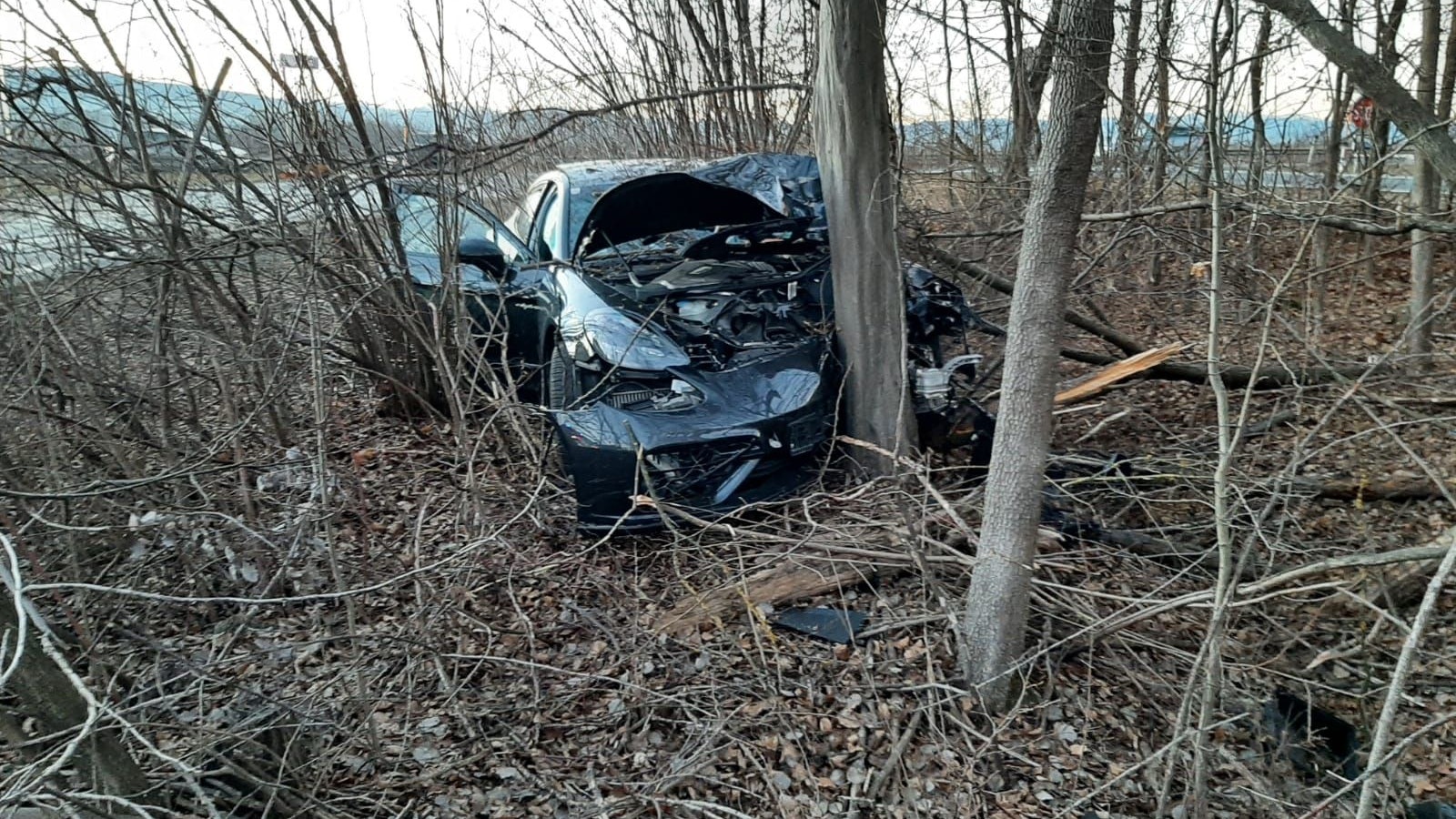Der Sportwagen wurde am Unfallort zurückgelassen.
