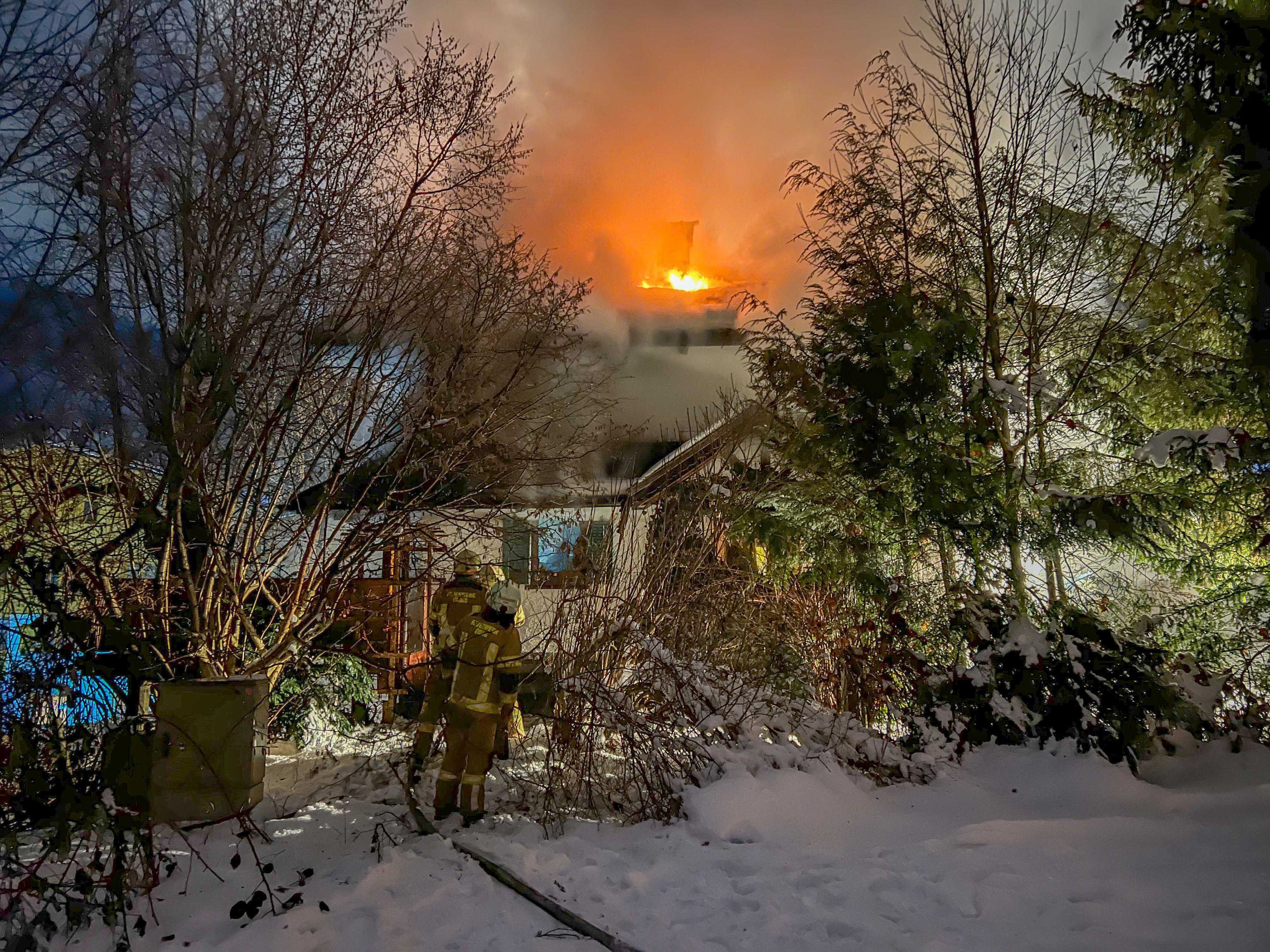 Das Einfamilienhaus geriet in Vollbrand.