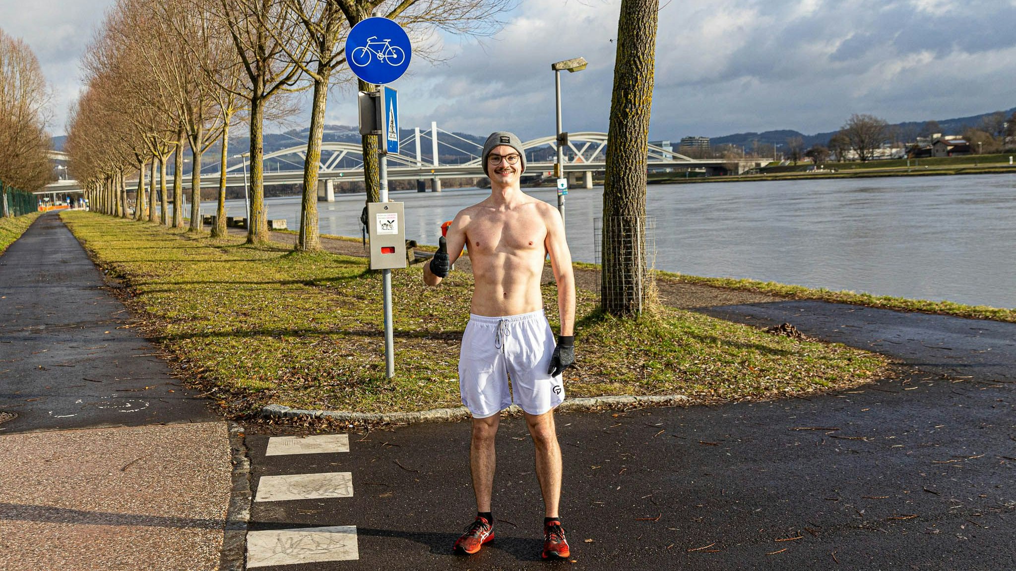 Trotz Minustemperaturen verzichtet Manuel auf dicke Laufkleidung.