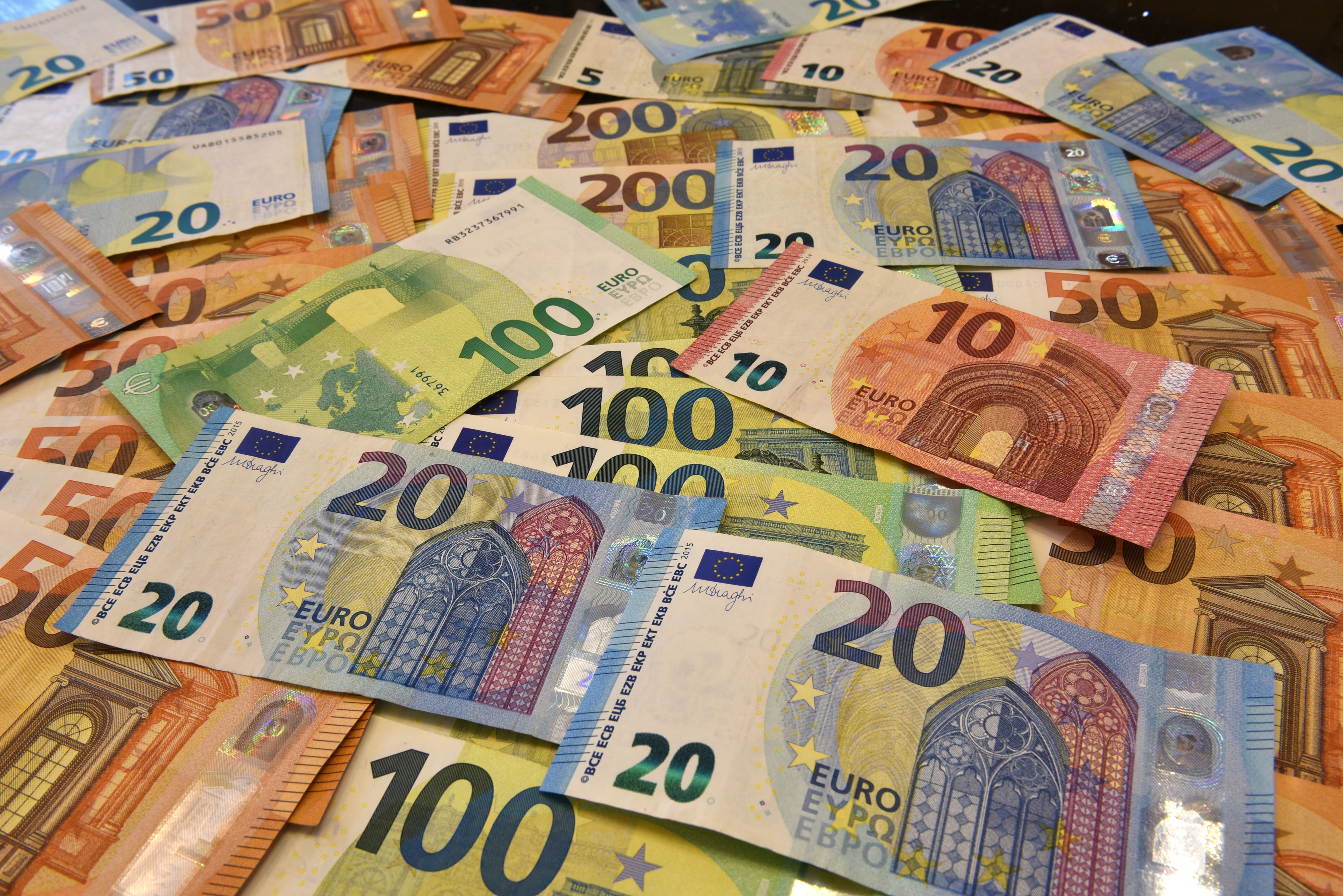 Download von www.picturedesk.com am 16.01.2022 (14:40).  Euroscheine - 20211121_PD20865 - Rechteinfo: Rights Managed (RM)