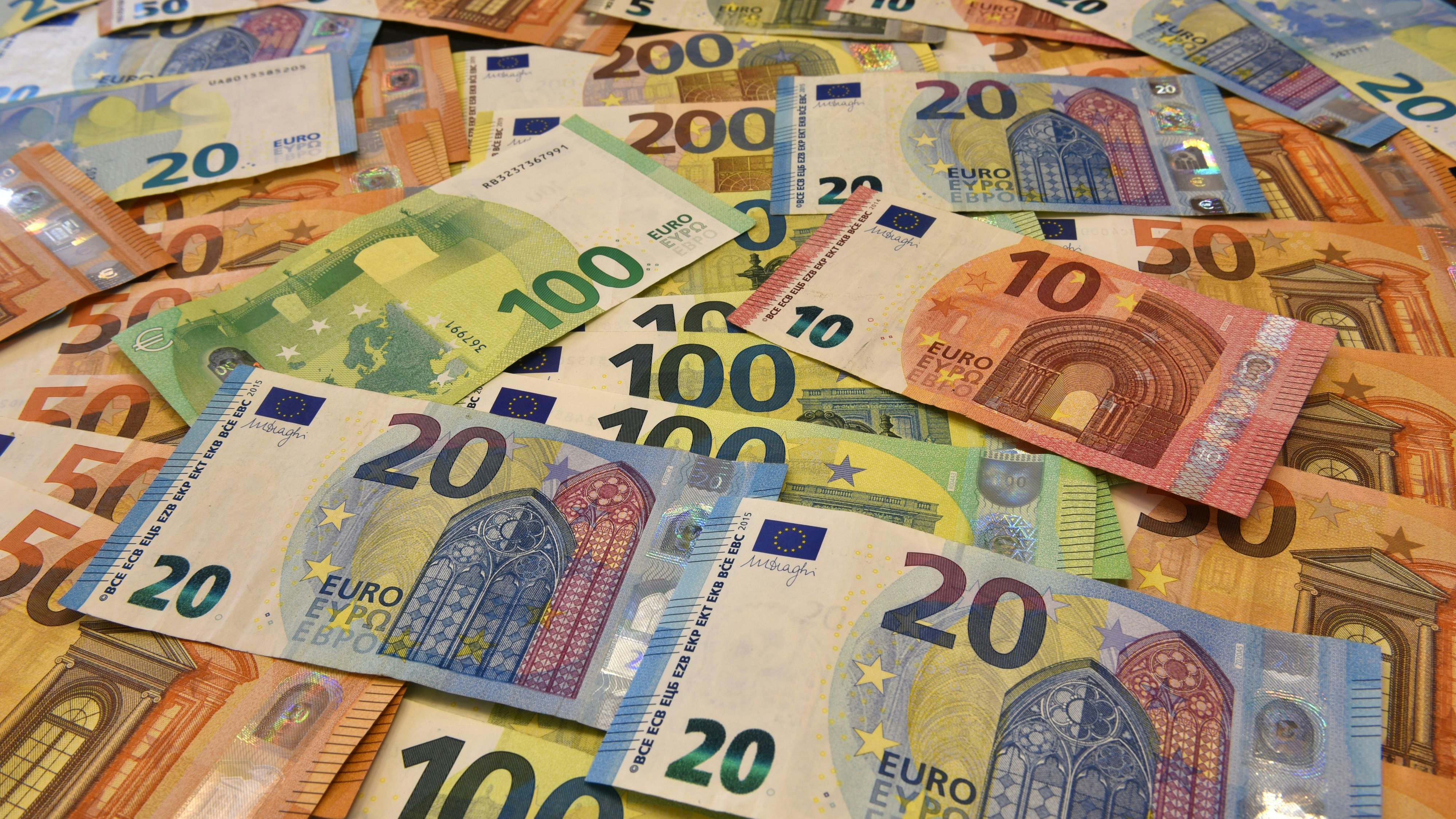 Download von www.picturedesk.com am 16.01.2022 (14:40).  Euroscheine - 20211121_PD20865 - Rechteinfo: Rights Managed (RM)