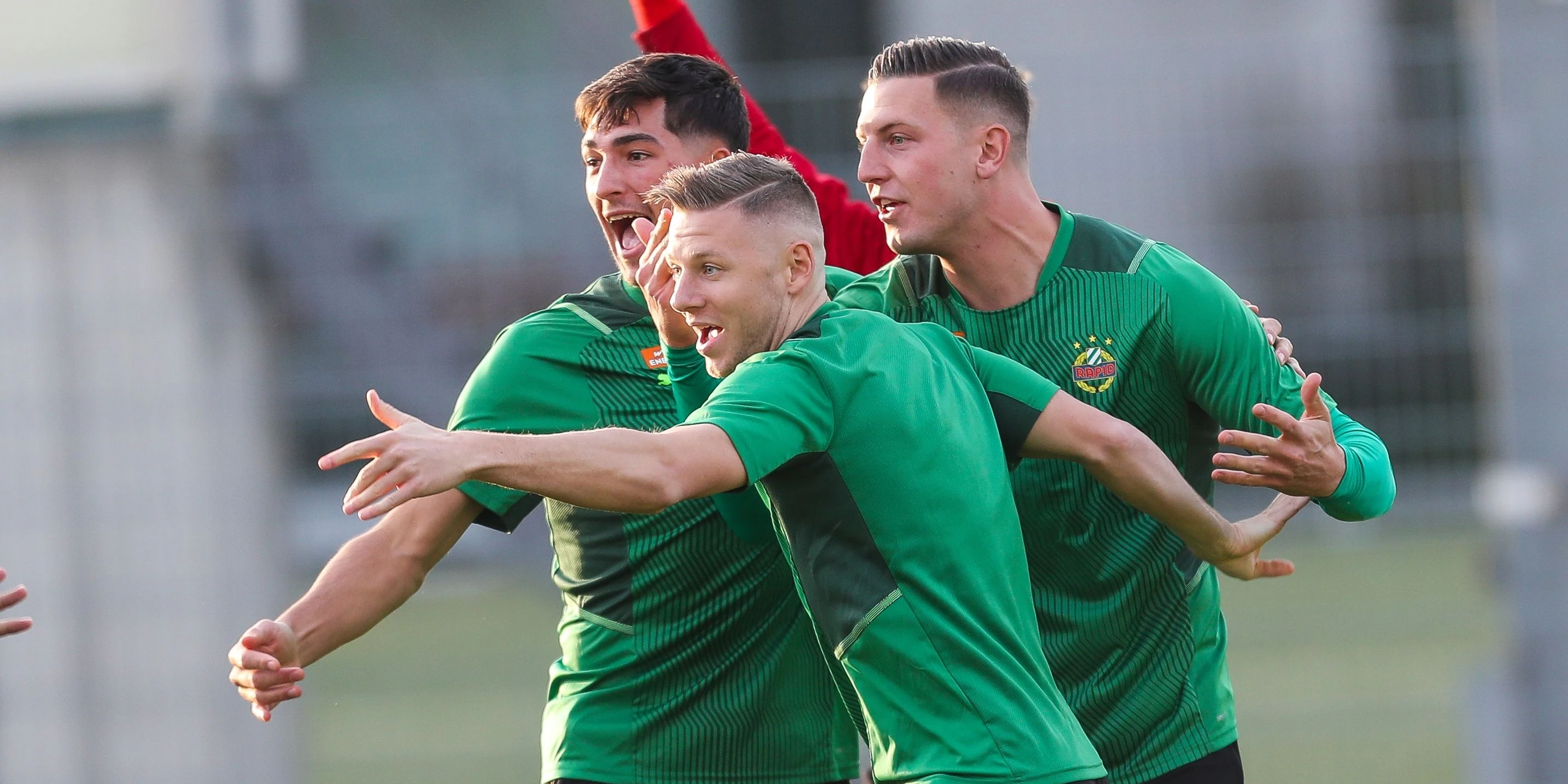 Max Ullmann mit Kevin Wimmer (r.) und Leo Greiml