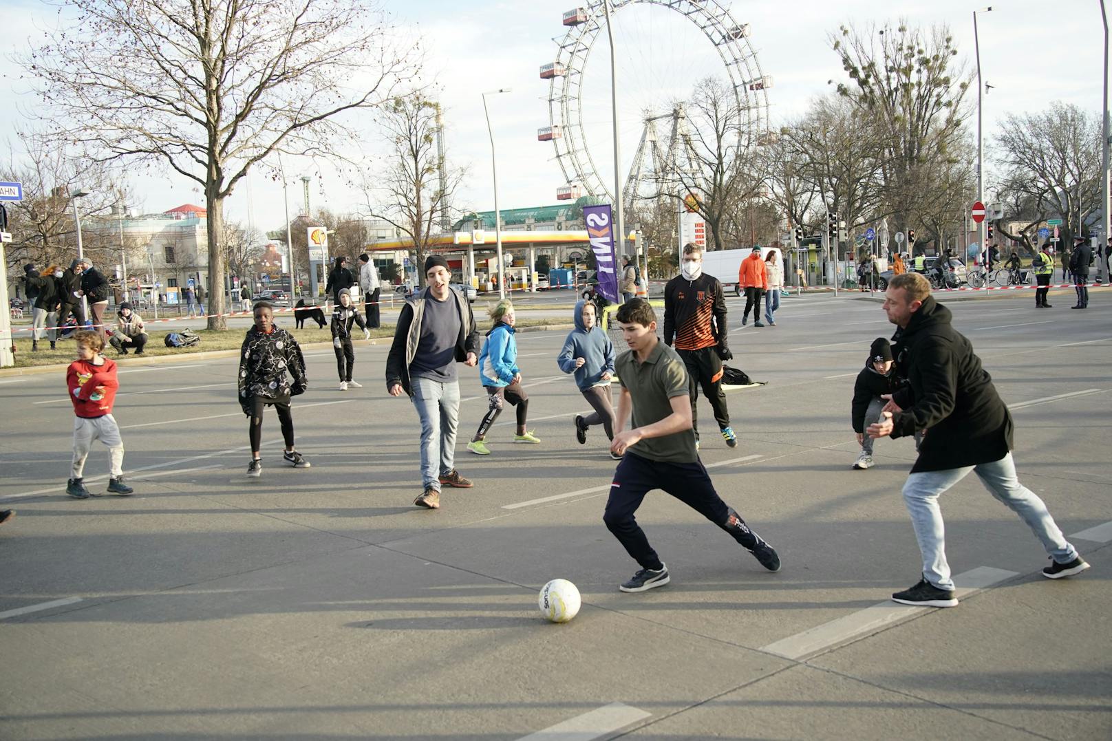 Fußballspielen am Praterstern