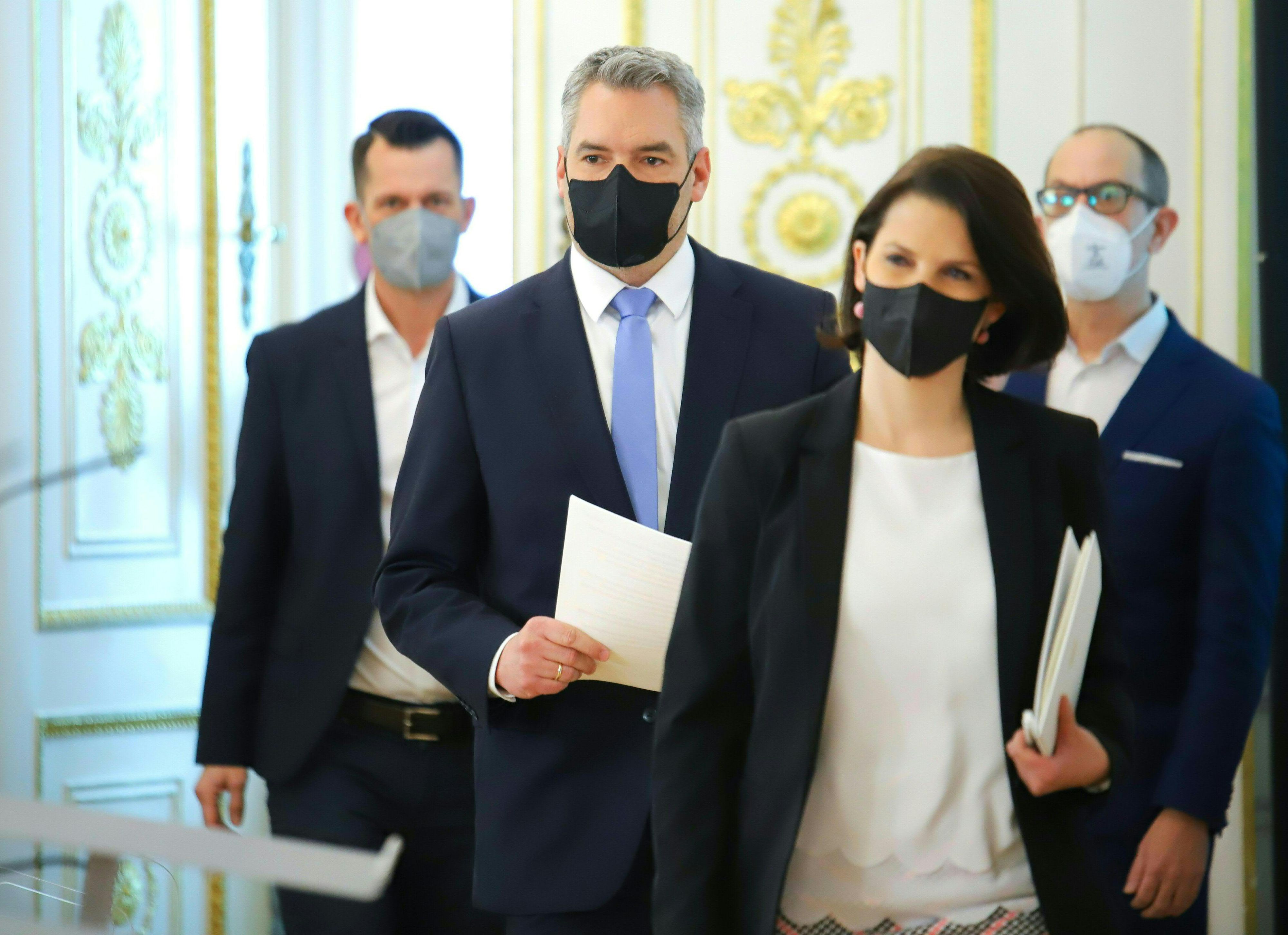 Kanzler Nehammer, Verfassungsministerin Edtstadler und Gesundheitsminister Mückstein bei der Pressekonferenz am Sonntag zur Impfpflicht.