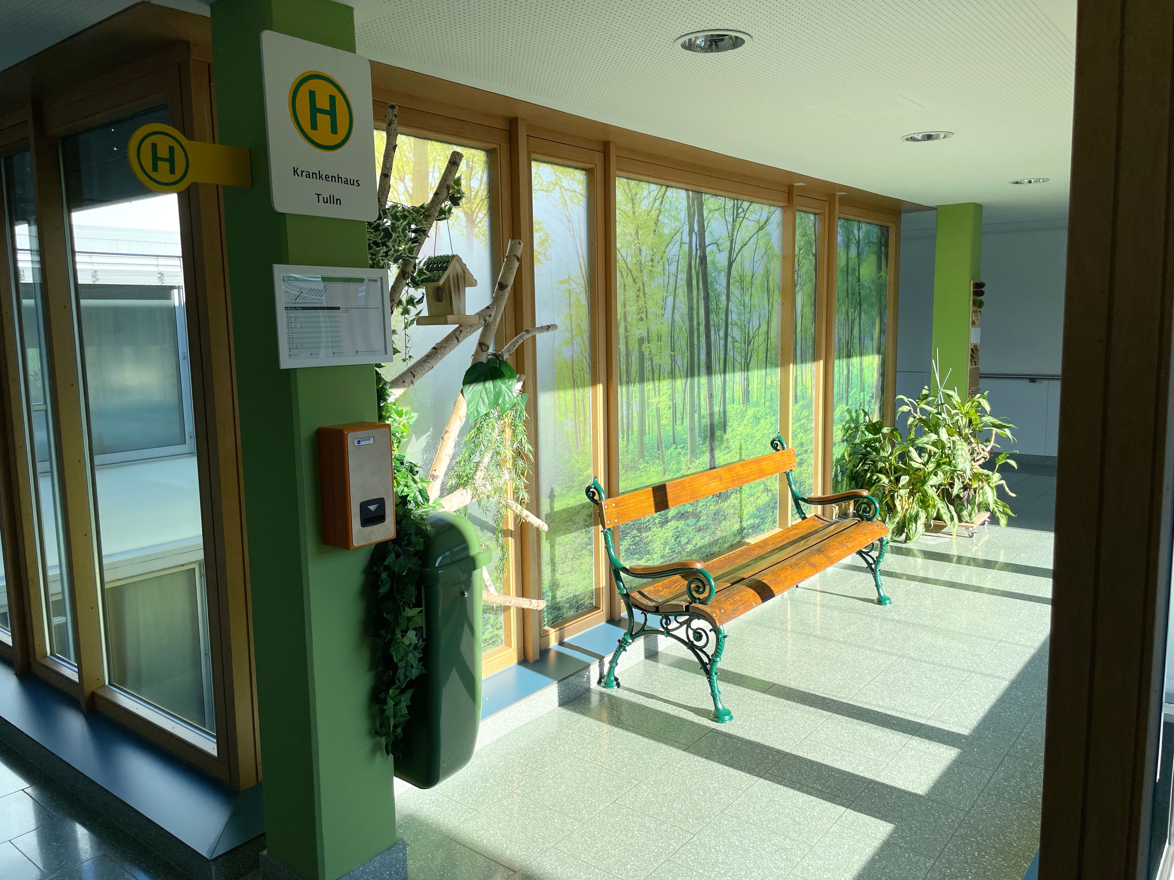 Bushaltestelle mitten im Klinikum