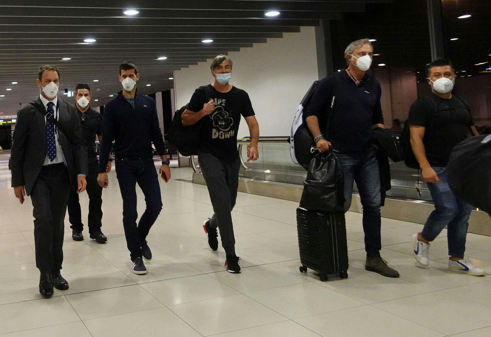 Am Melbourner Flughafen bereitete sich Novak Djokovic mit seinem Team auf die Ausreise vor.