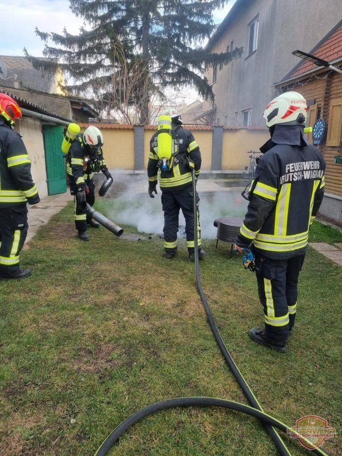 Die Feuerwehr rückte zum Löscheinsatz aus.