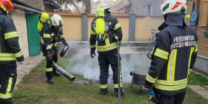 Die Feuerwehr rückte zum Löscheinsatz aus.