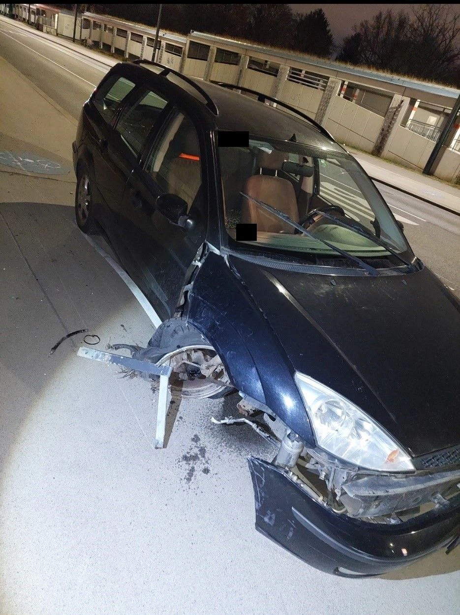 Das Auto wurde schwer beschädigt.