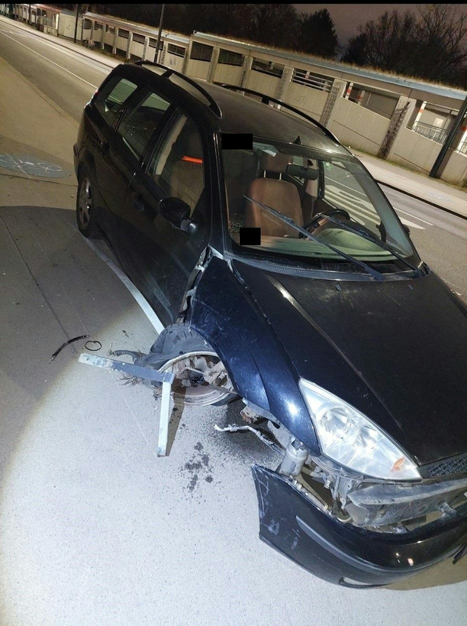 Das Auto wurde schwer beschädigt.